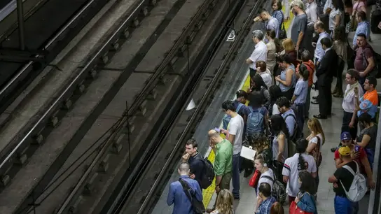 Pasajeros en el andén de una estación de metro (Archivo) Pasajeros en el andén de una estación de metro (Archivo)