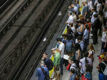 Pasajeros en el andén de una estación de metro (Archivo) Pasajeros en el andén de una estación de metro (Archivo)