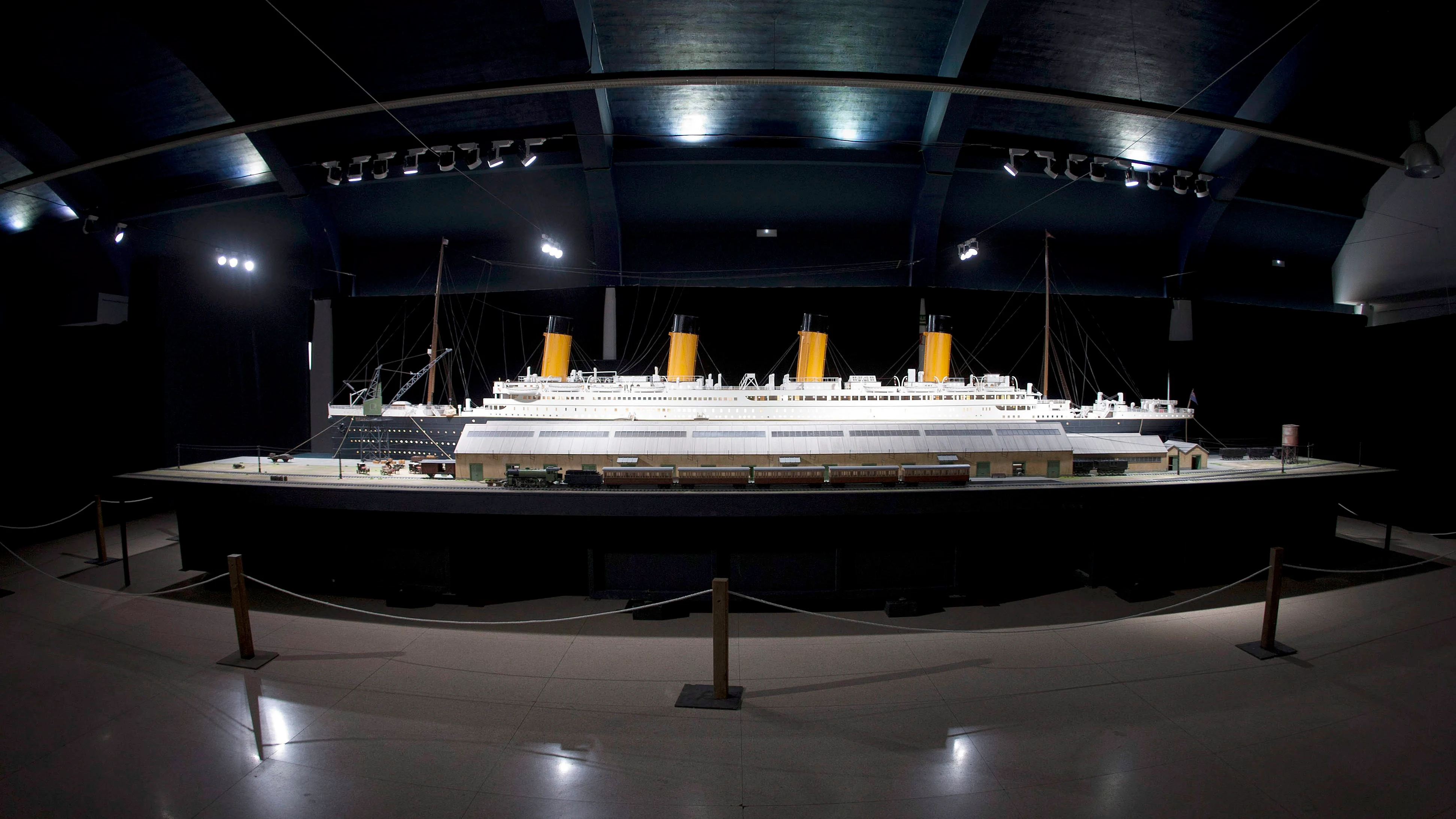 Maqueta del Titanic, la más grande realizada hasta ahora, de 12 metros de largo, en una exposición