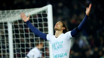 Cavani muestra una camiseta en apoyo al Chapecoense