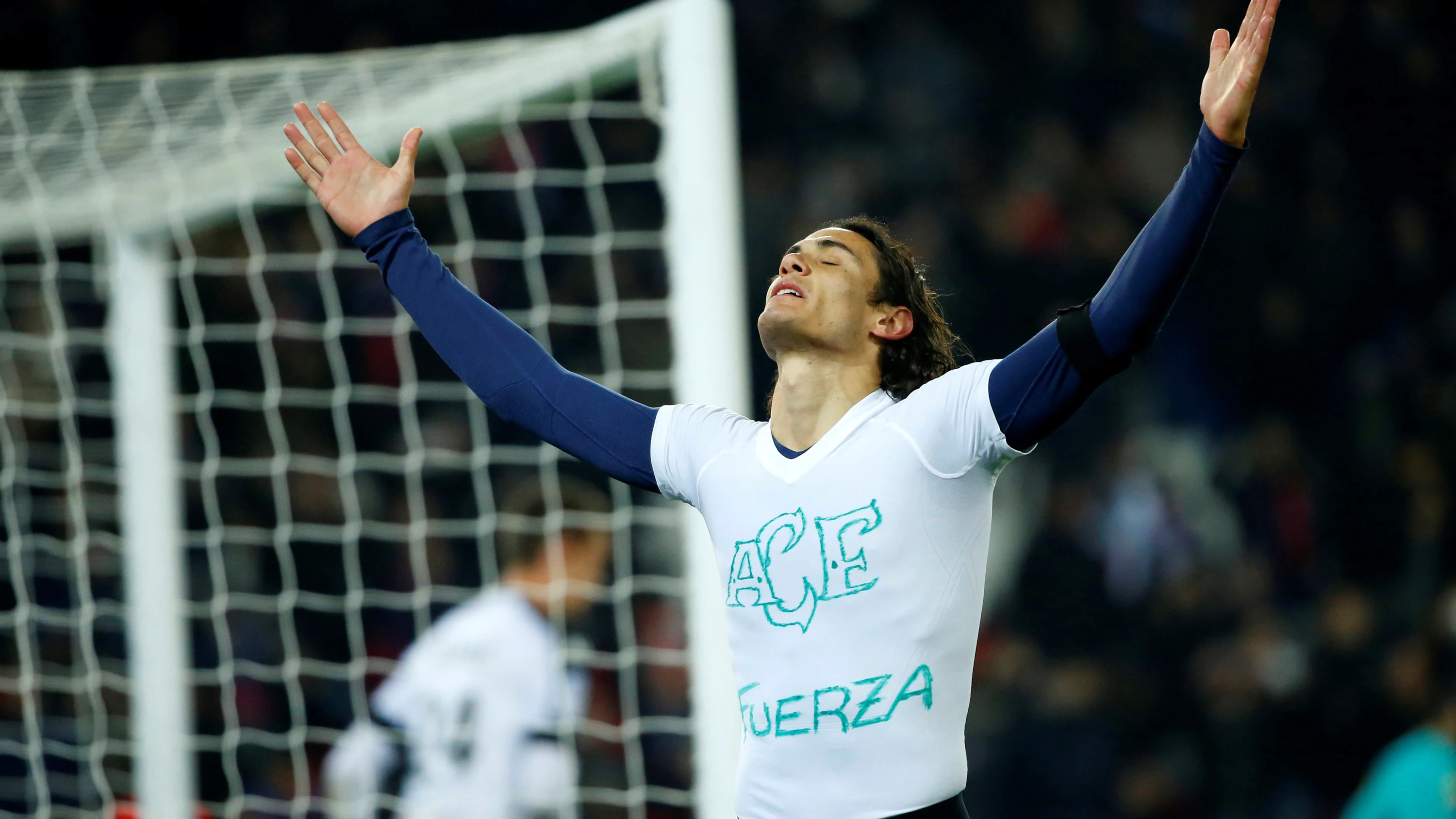 Cavani muestra una camiseta en apoyo al Chapecoense