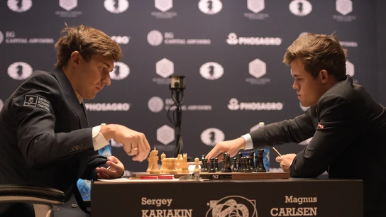Magnus Carlsen ejecuta un movimiento ante Karjakin  Magnus Carlsen ejecuta un movimiento ante Karjakin