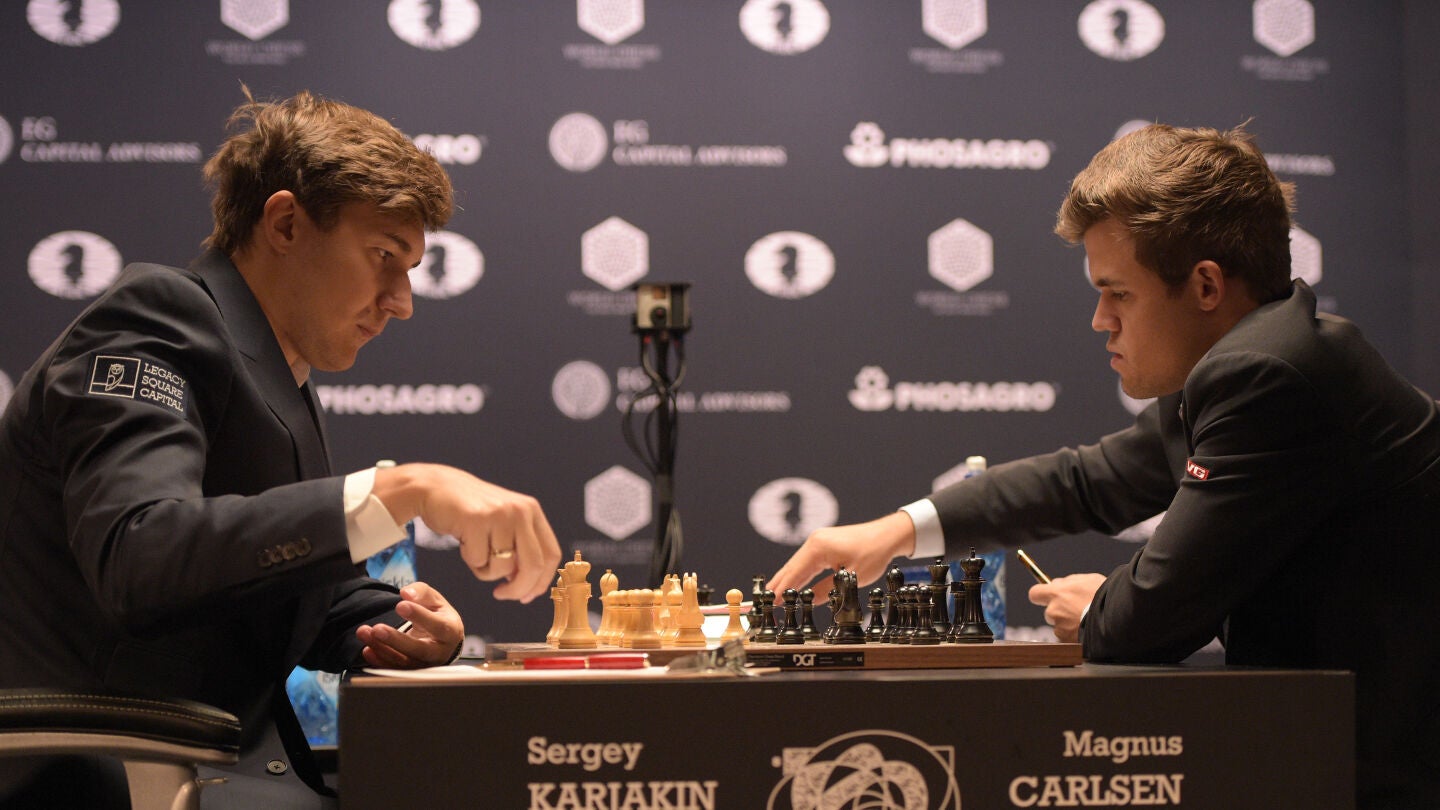  Magnus Carlsen ejecuta un movimiento ante Karjakin