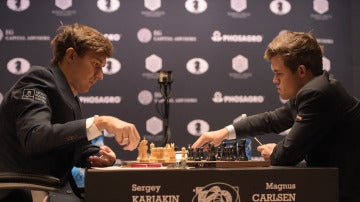 Magnus Carlsen ejecuta un movimiento ante Karjakin