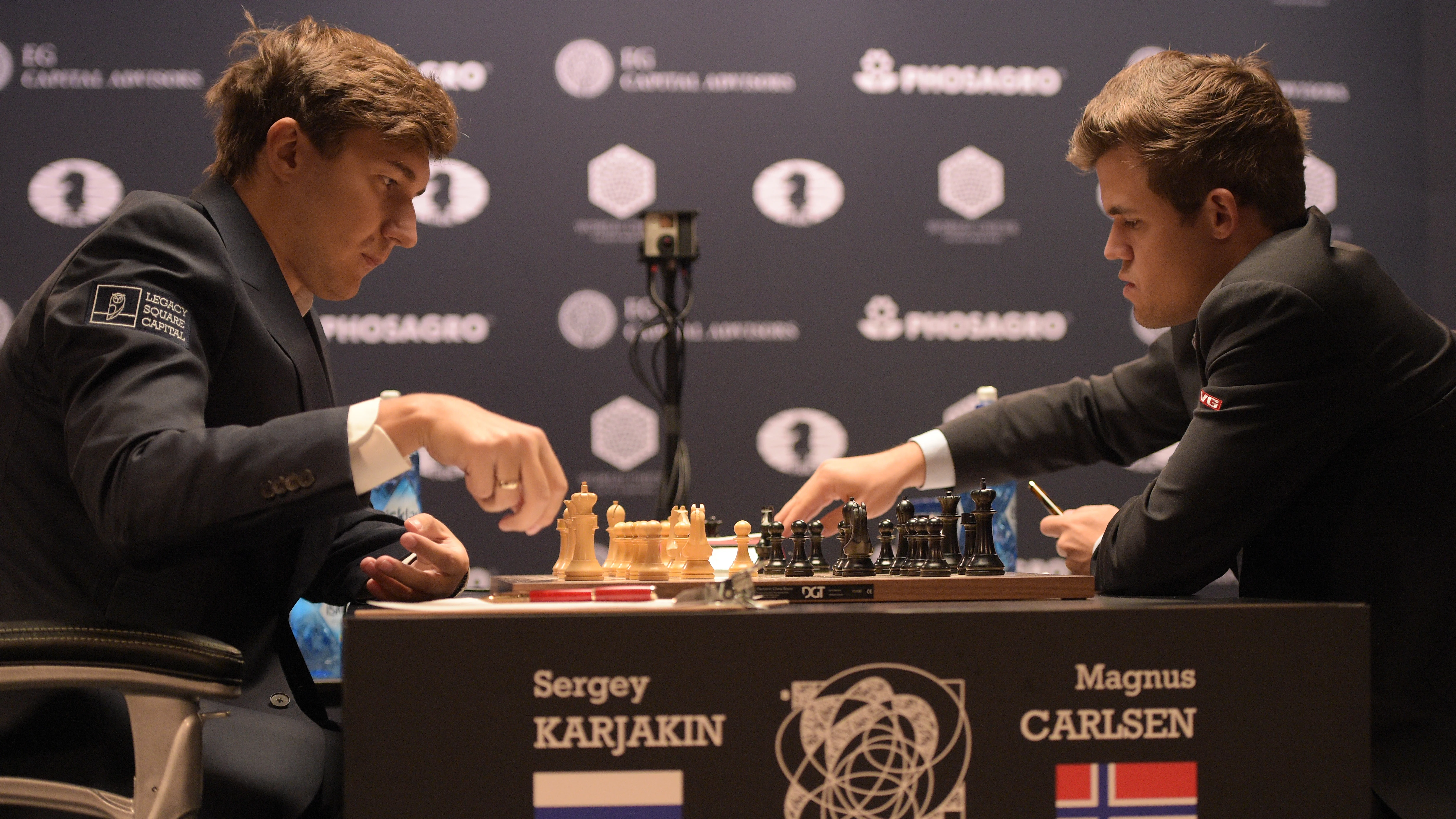  Magnus Carlsen ejecuta un movimiento ante Karjakin