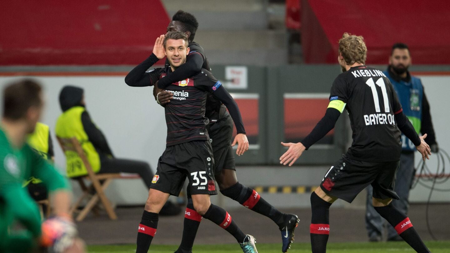 Vladlen Yurchenko celebra un gol con sus compa&ntilde;eros Danny da Costa y Stefan Kiessling 