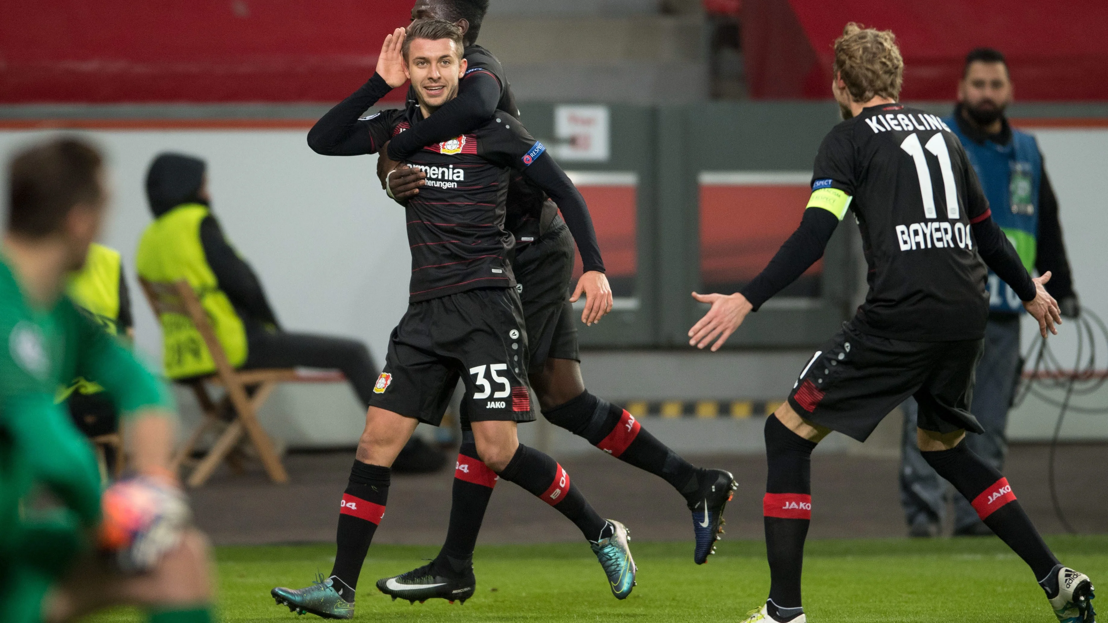 Vladlen Yurchenko celebra un gol con sus compañeros Danny da Costa y Stefan Kiessling 