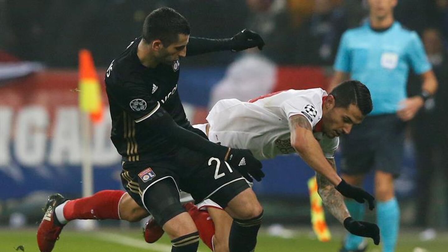 Vitolo lucha por el bal&oacute;n con Gonalons.