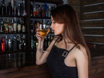 Una mujer consume alcohol