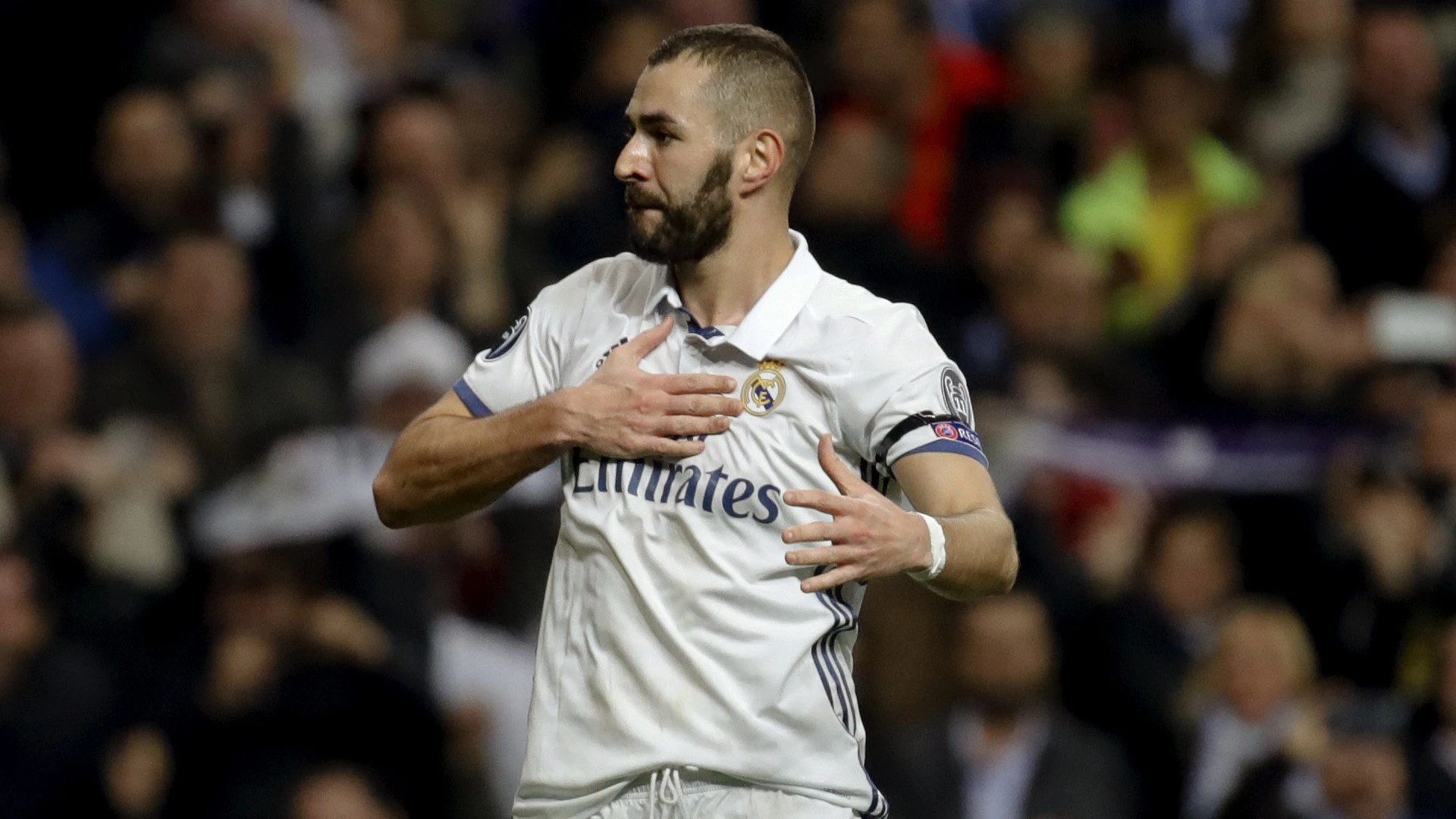 Benzema celebrando un gol Benzema celebrando un gol