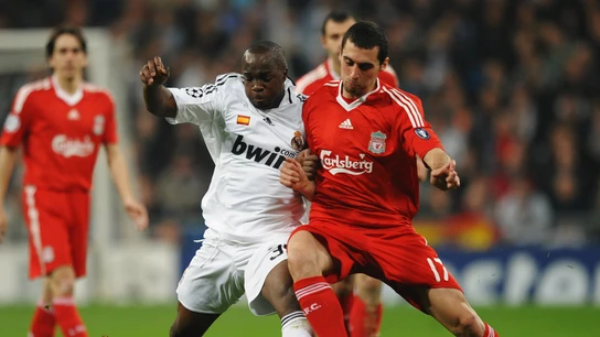 Arbeloa disputando con Lass Diarra un balón Arbeloa disputando con Lass Diarra un balón