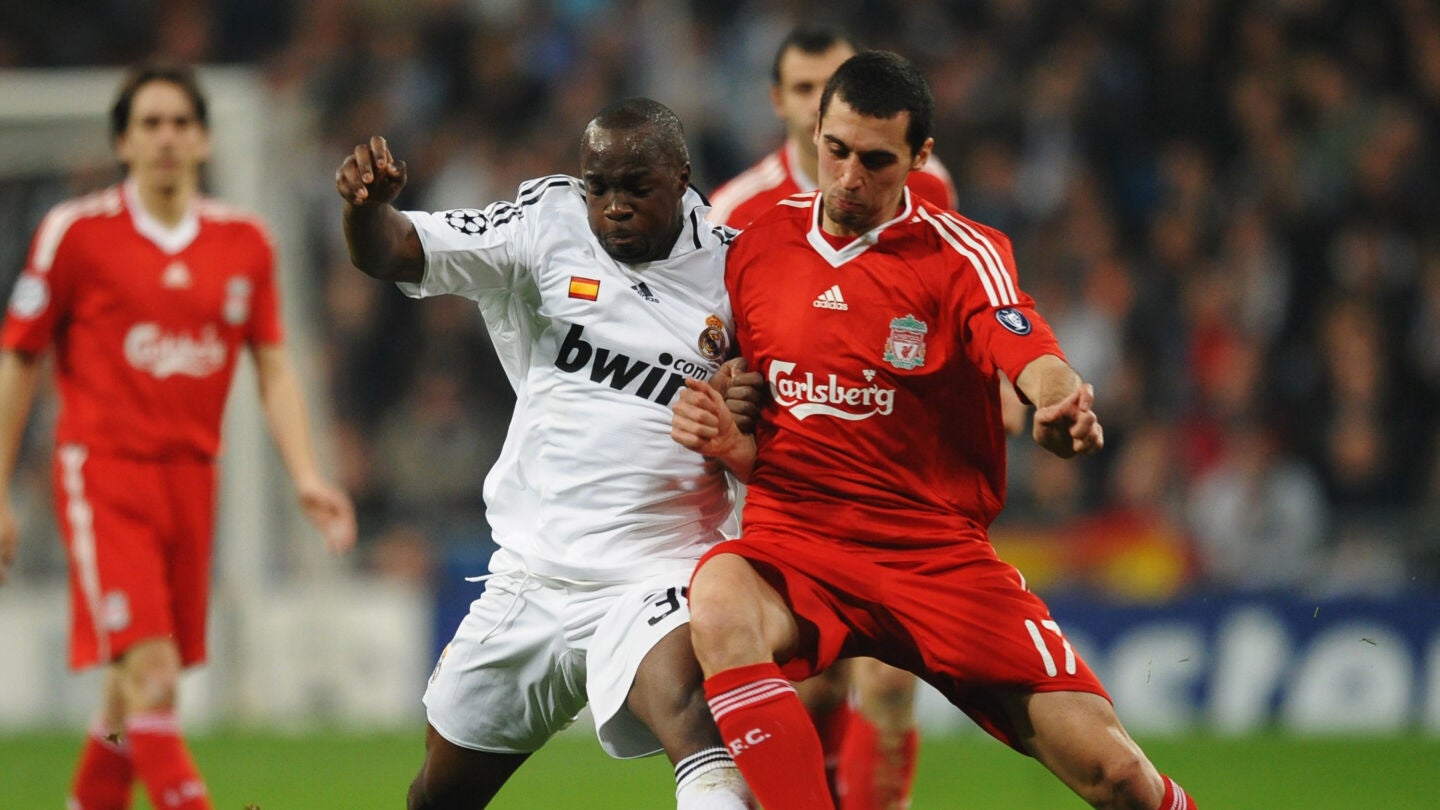 Arbeloa disputando con Lass Diarra un bal&oacute;n