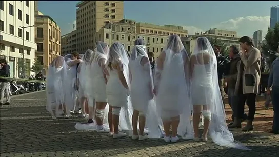 Frame 19.09641 de: Vestidas de novia y ensangrentadas, así protestan en Beirut contra la ley que exculpa al violador si se casa con la víctima Frame 19.09641 de: Vestidas de novia y ensangrentadas, así protestan en Beirut contra la ley que exculpa al violador si se casa con la víctima