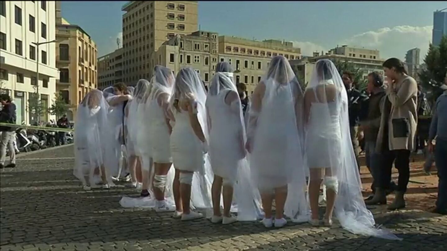 Frame 19.09641 de: Vestidas de novia y ensangrentadas, as&iacute; protestan en Beirut contra la ley que exculpa al violador si se casa con la v&iacute;ctima 