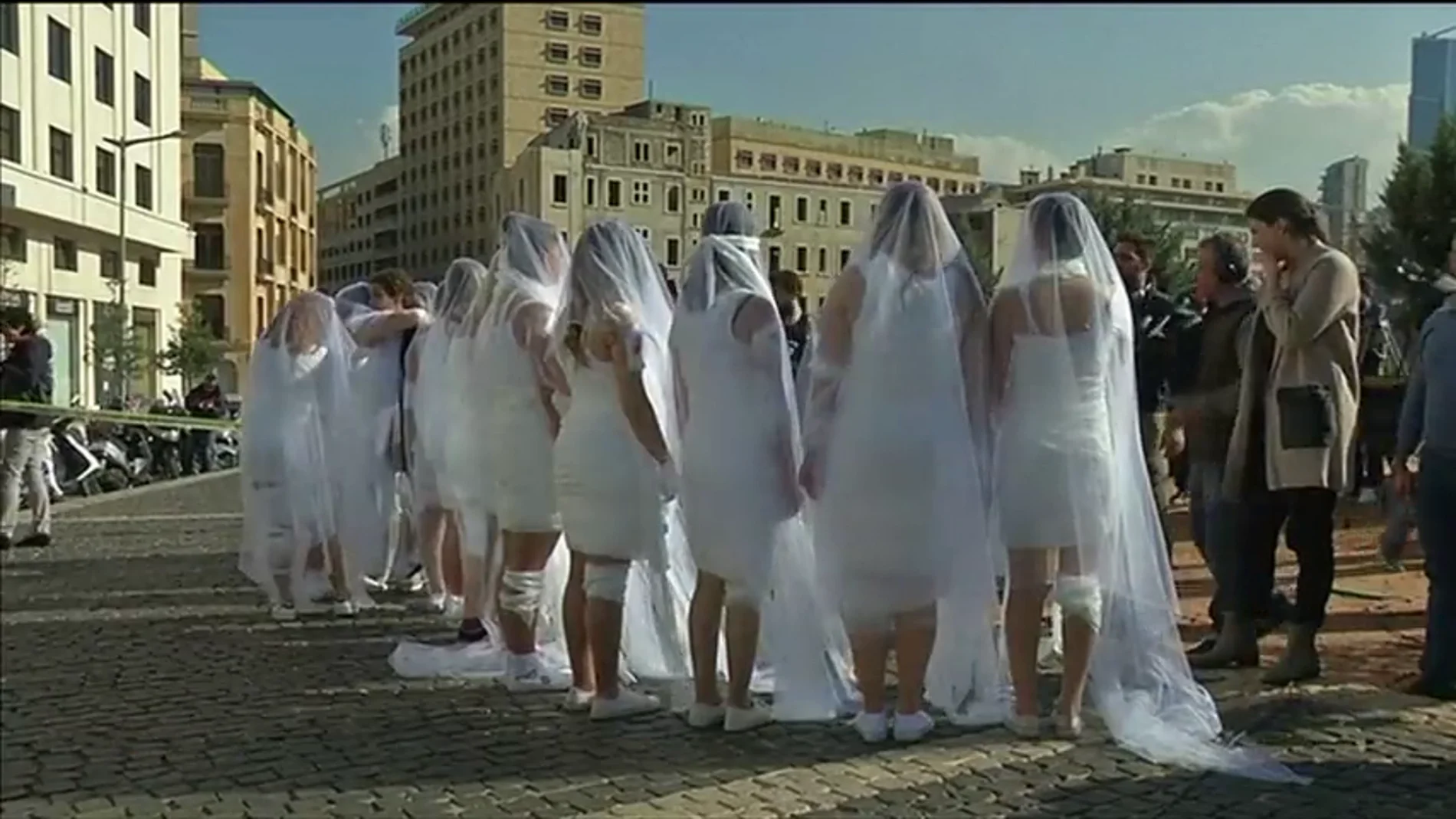 Frame 19.09641 de: Vestidas de novia y ensangrentadas, así protestan en Beirut contra la ley que exculpa al violador si se casa con la víctima 