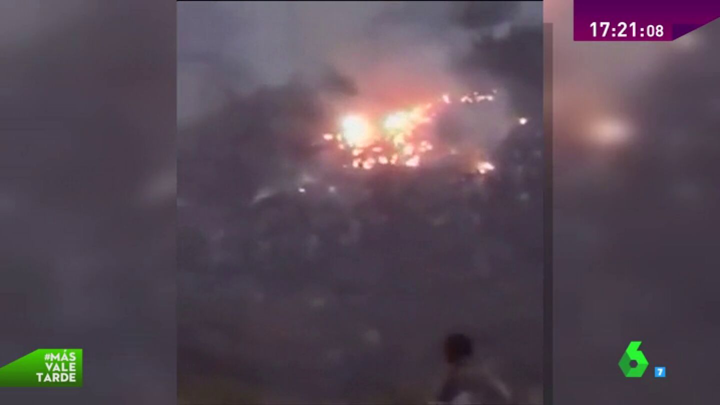 Frame 7.935841 de: Un avi&oacute;n con m&aacute;s de 47 peronas a bordo se estrella en el norte de Pakist&aacute;n
