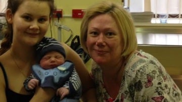 Julie Bradford con su hija y su nieto