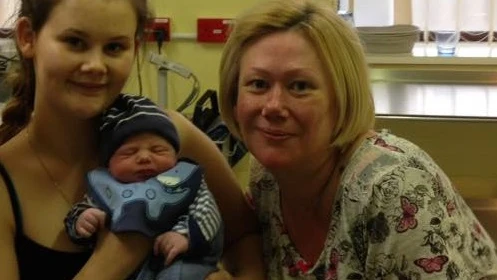 Julie Bradford con su hija y su nieto