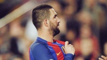 Arda Turan se señala el escudo del Barça en el Camp Nou