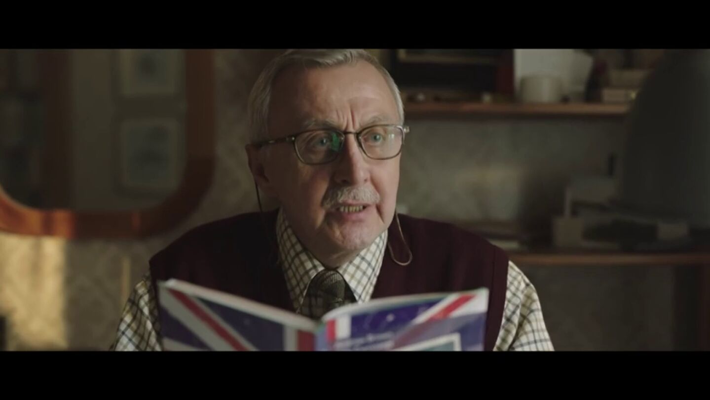 Frame 54.133379 de: El emotivo anuncio de navidad protagonizado por un abuelo aprendiendo ingl&eacute;s