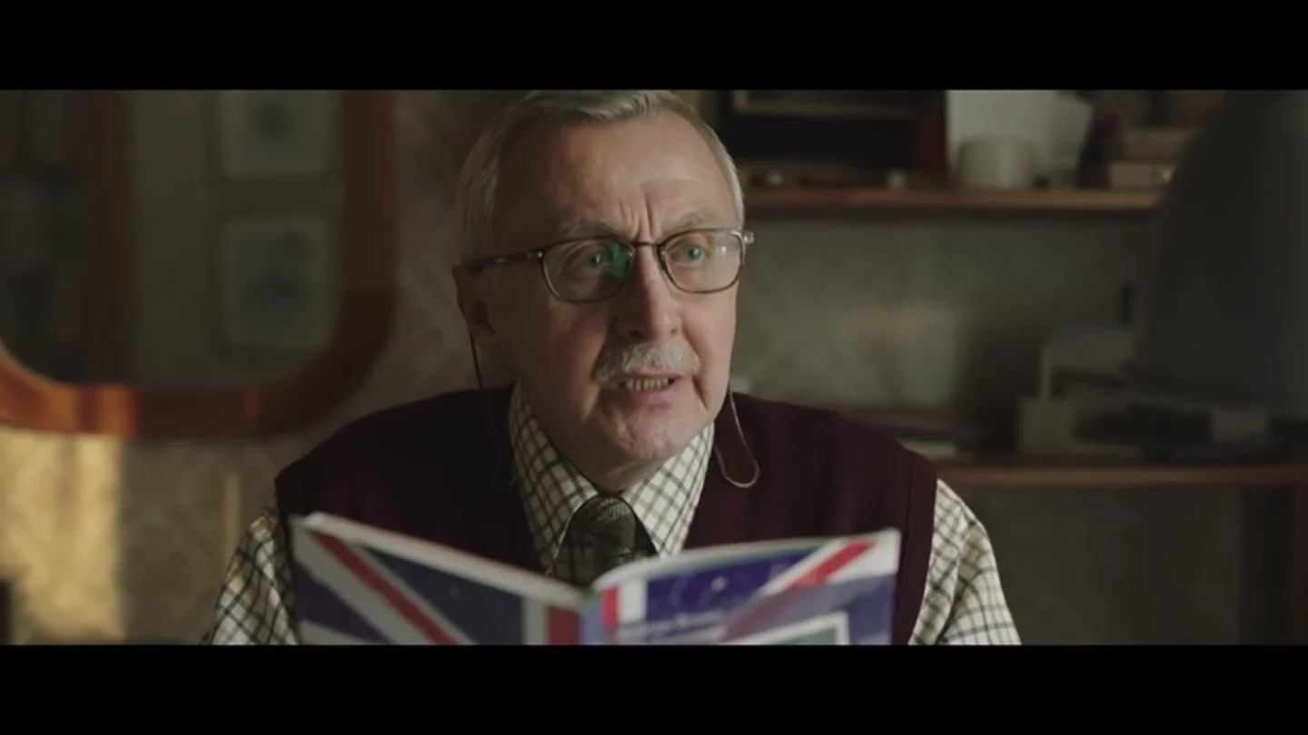 Frame 54.133379 de: El emotivo anuncio de navidad protagonizado por un abuelo aprendiendo inglés Frame 54.133379 de: El emotivo anuncio de navidad protagonizado por un abuelo aprendiendo inglés