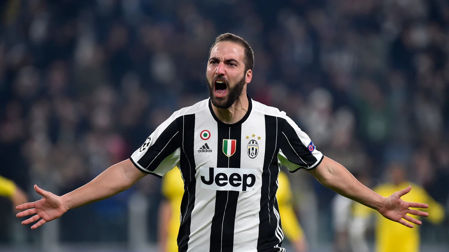 Higuaín celebrando su gol con la Juventus Higuaín celebrando su gol con la Juventus