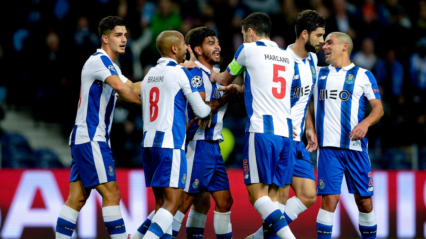 Jesus Corona de Porto celebra un gol con el equipo Jesus Corona de Porto celebra un gol con el equipo