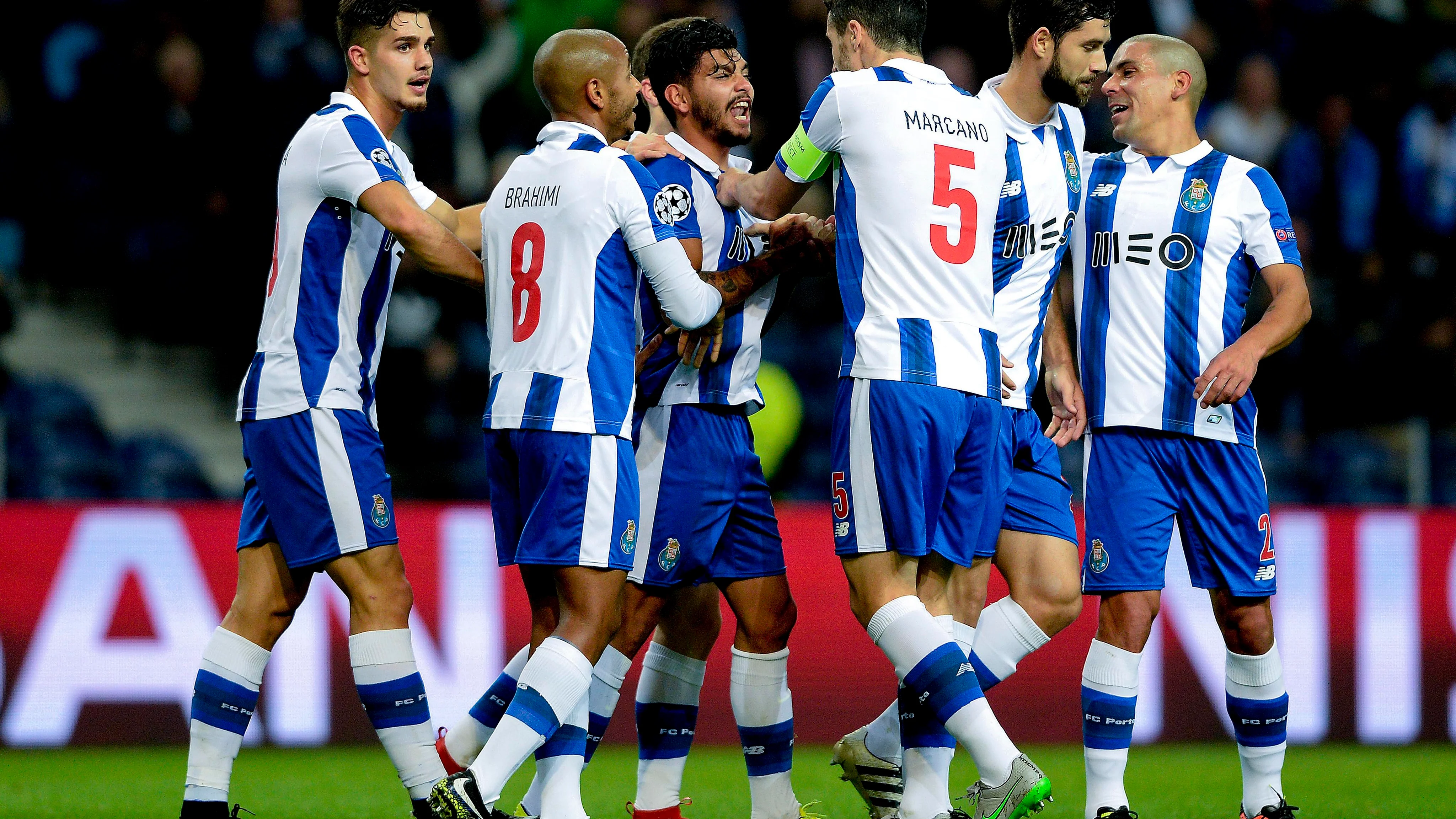 Jesus Corona de Porto celebra un gol con el equipo