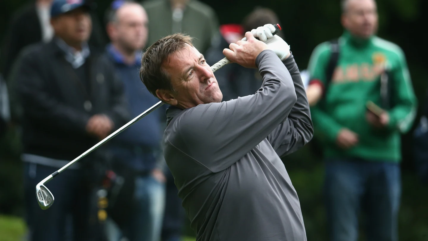Matt Le Tissier, jugando al golf Matt Le Tissier, jugando al golf