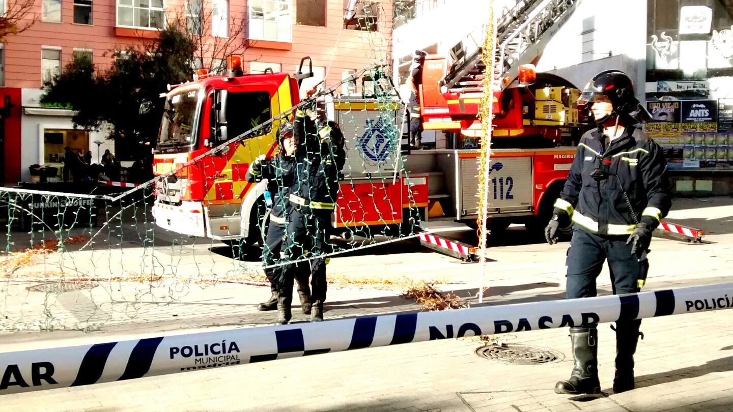 Los bomberos descuelgan parte del alumbrado navide&ntilde;o de Fuencarral