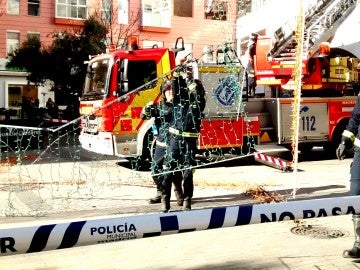 Los bomberos descuelgan parte del alumbrado navideño de Fuencarral Los bomberos descuelgan parte del alumbrado navideño de Fuencarral