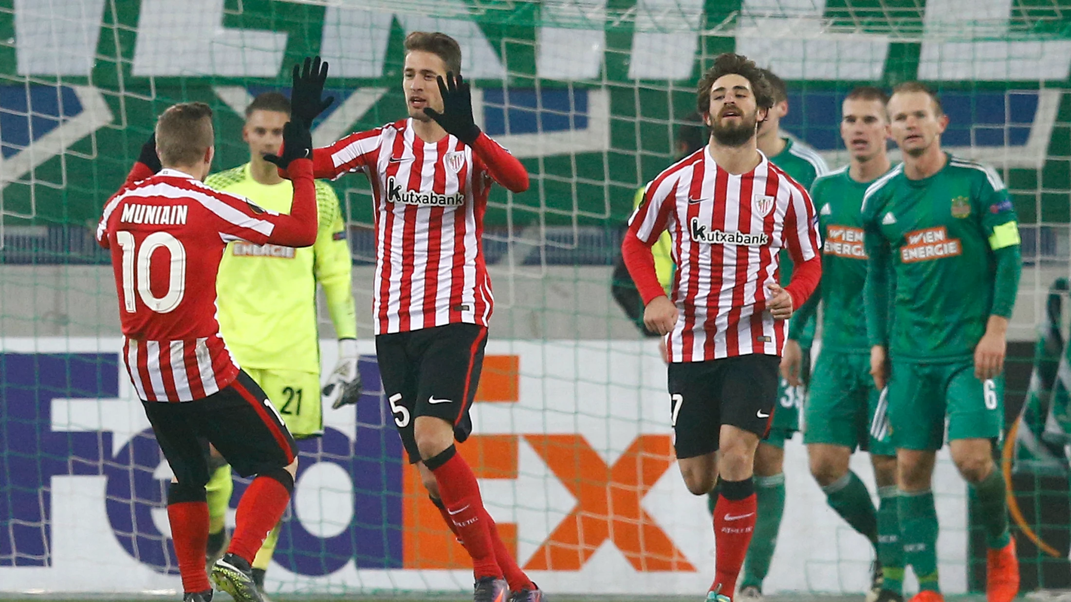 Saborit celebrando su gol con el equipo