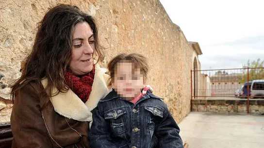 La madre de Nadia, Marga Grau, junto a la pequeña La madre de Nadia, Marga Grau, junto a la pequeña
