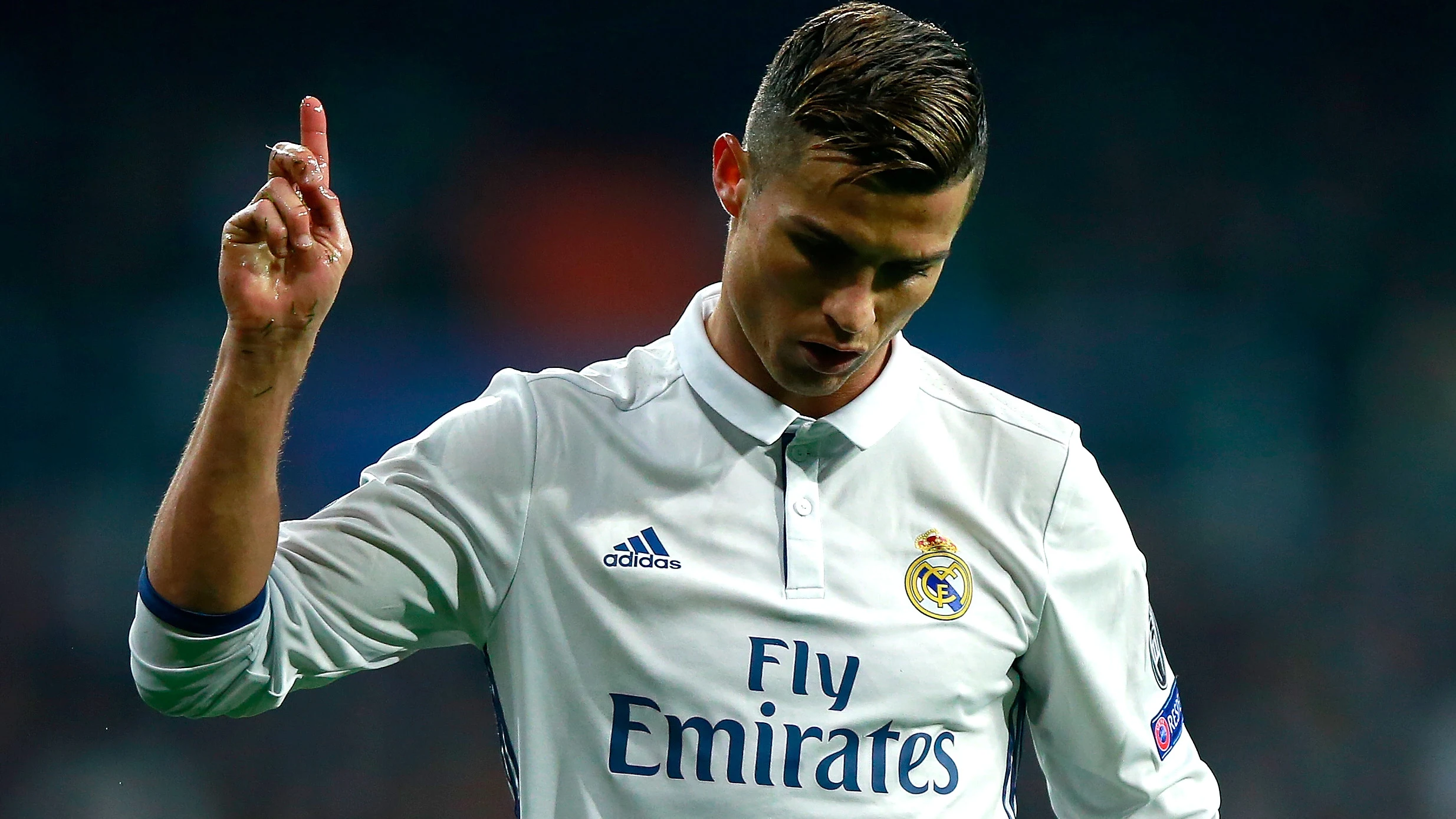 Cristiano Ronaldo niega con el dedo durante el partido contra el Dortmund Cristiano Ronaldo niega con el dedo durante el partido contra el Dortmund