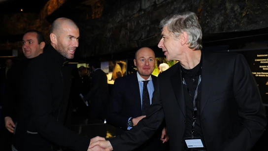 Zidane y Wenger se saludan en un evento Zidane y Wenger se saludan en un evento