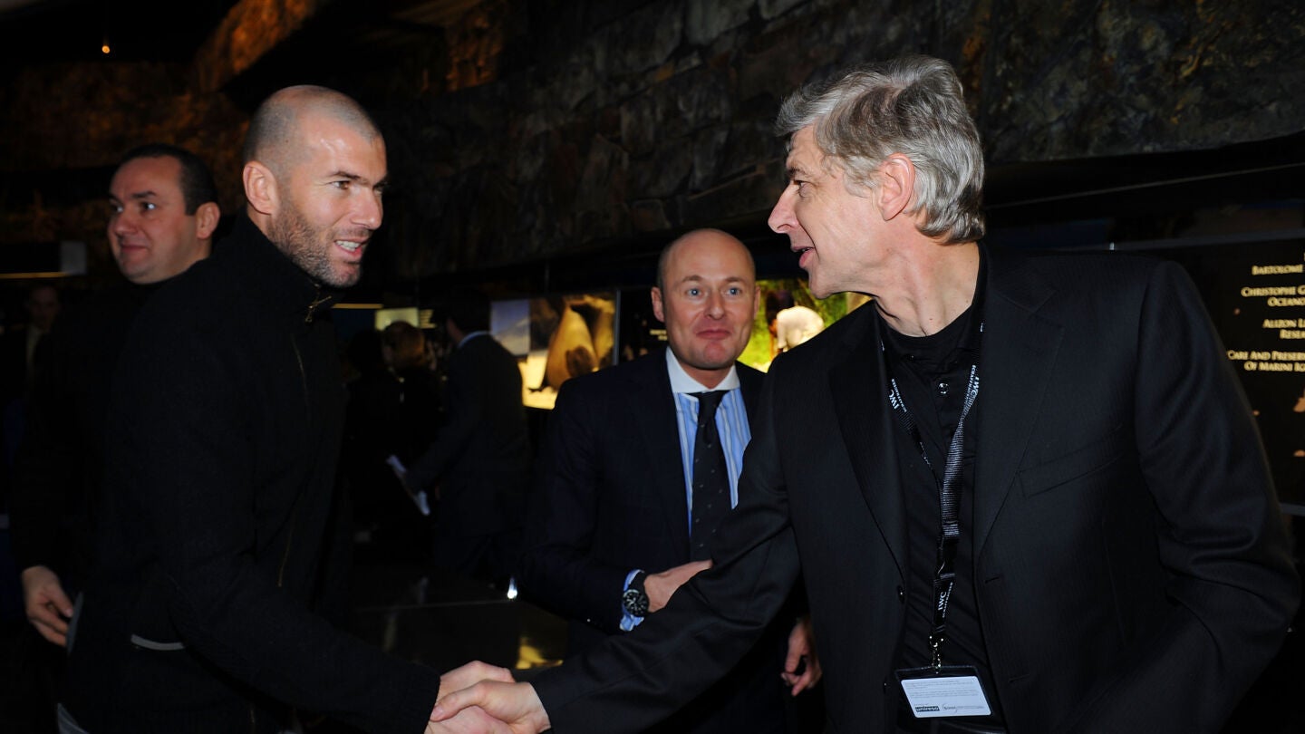 Zidane y Wenger se saludan en un evento