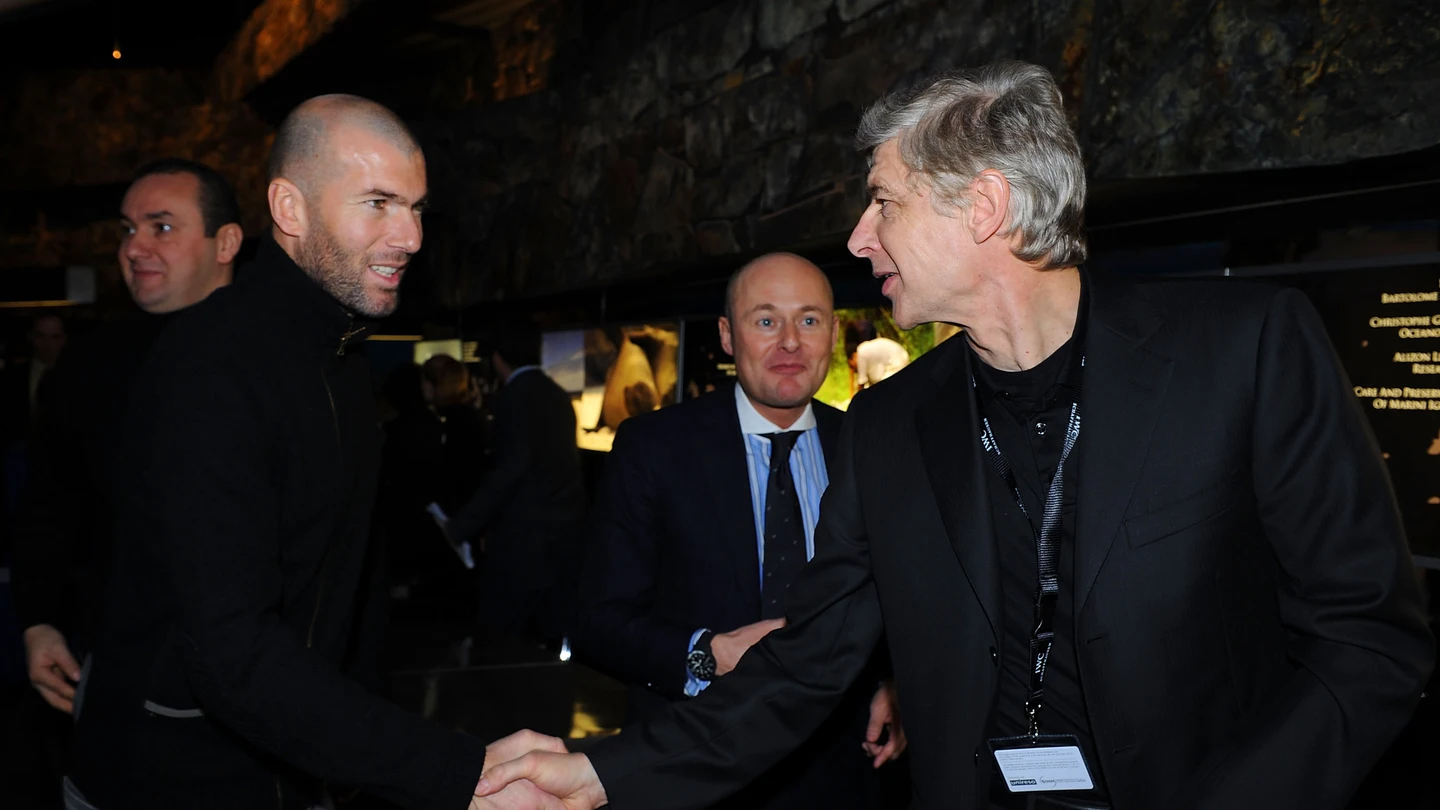 Zidane y Wenger se saludan en un evento Zidane y Wenger se saludan en un evento