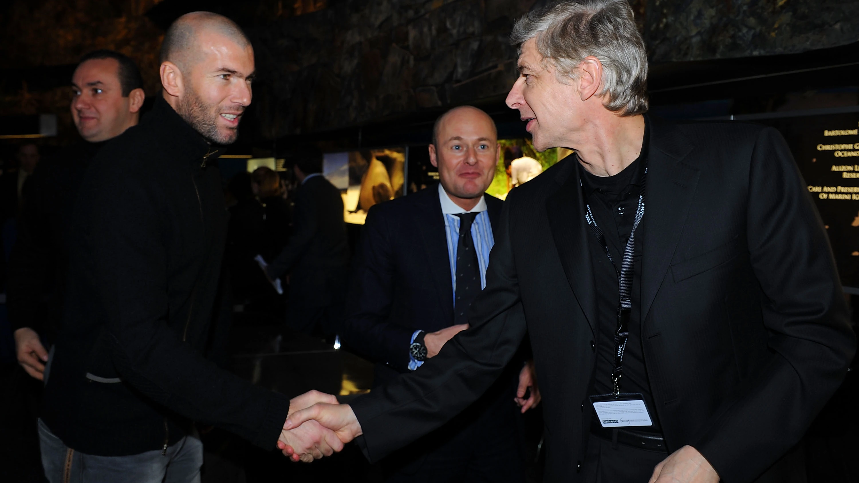 Zidane y Wenger se saludan en un evento