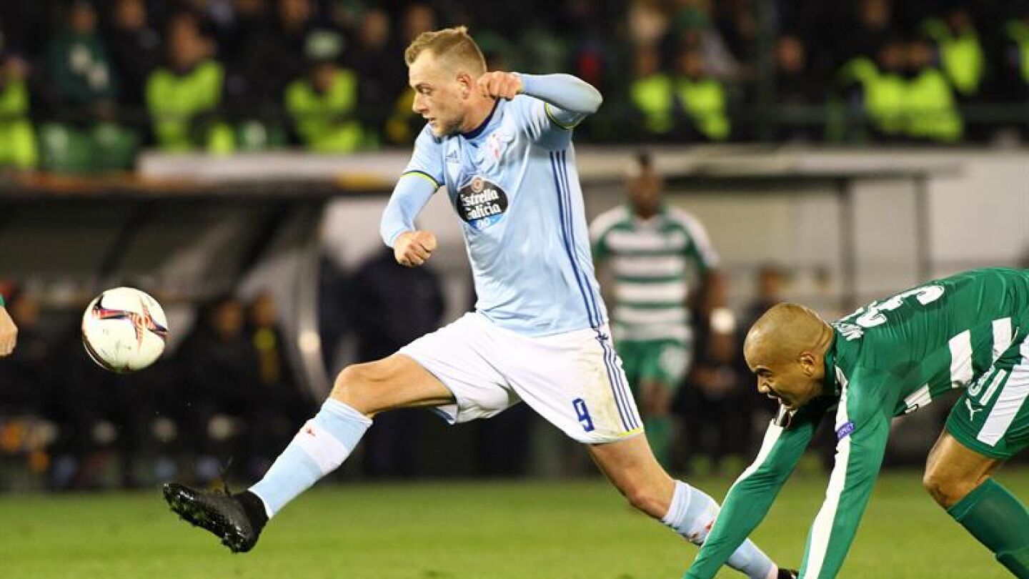 John Guidetti lucha por un bal&oacute;n con Rodrigo Moledo.