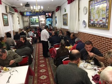 Personas sin hogar cenan en el restaurante solidario del padre Ángel Personas sin hogar cenan en el restaurante solidario del padre Ángel
