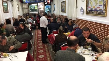 Personas sin hogar cenan en el restaurante solidario del padre Ángel