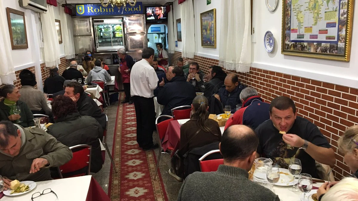 Personas sin hogar cenan en el restaurante solidario del padre Ángel