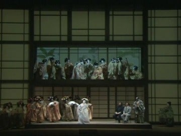 Frame 12.399434 de: Del fracaso al éxito absoluto en 112 años: La Scala de Milán reestrena 'Madama Butterfly' de Puccini en su versión original Frame 12.399434 de: Del fracaso al éxito absoluto en 112 años: La Scala de Milán reestrena 'Madama Butterfly' de Puccini en su versión original