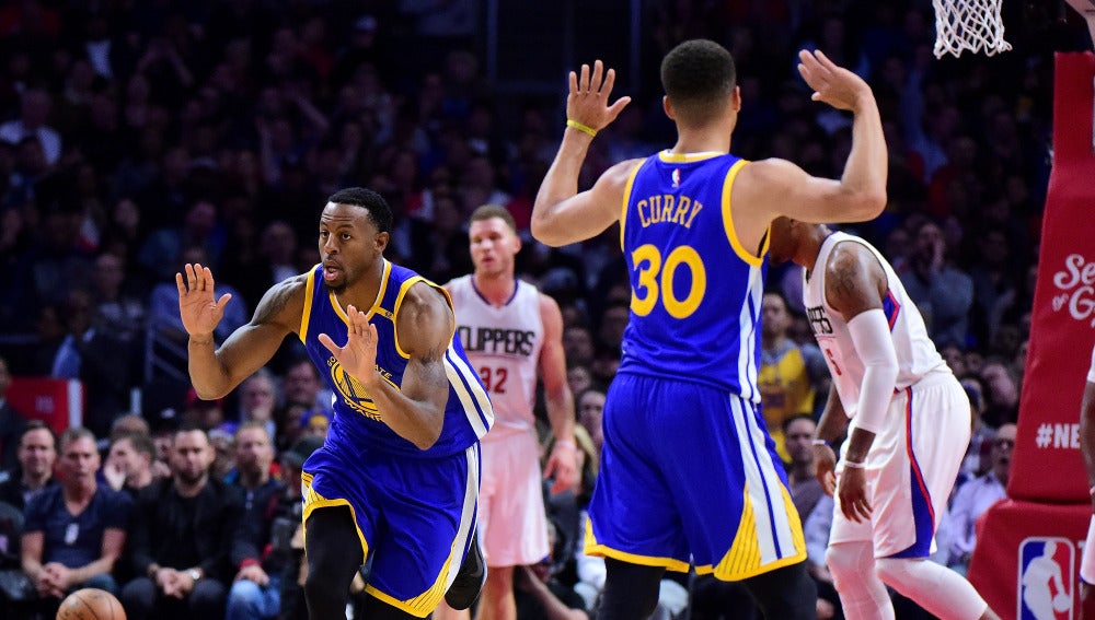 Curry e Iguodala celebran una canasta ante los Clippers