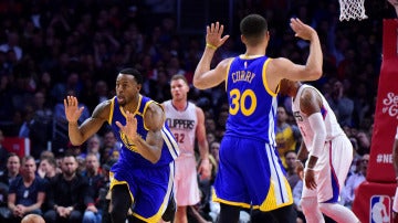 Curry e Iguodala celebran una canasta ante los Clippers