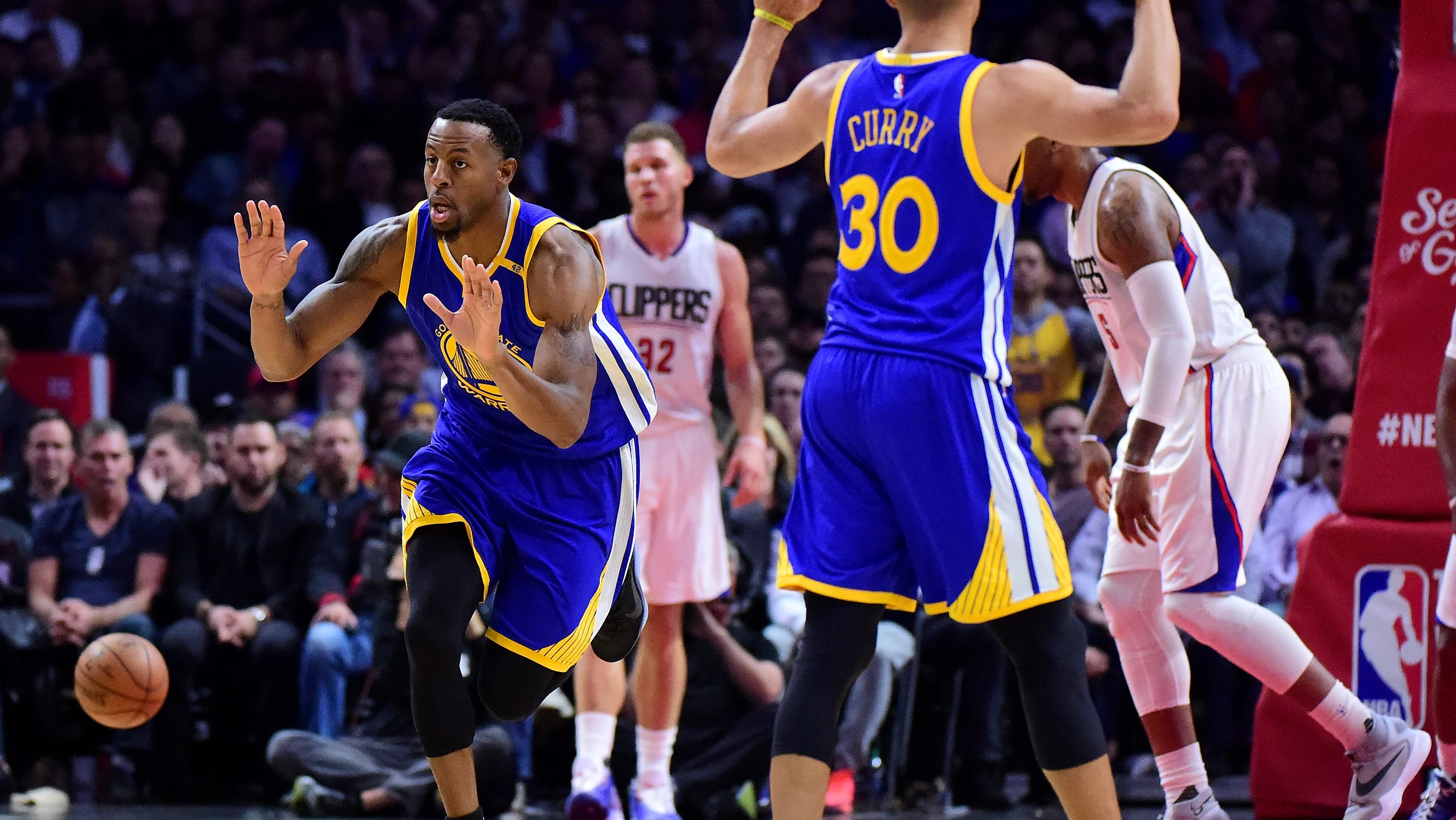 Curry e Iguodala celebran una canasta ante los Clippers