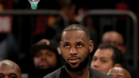 LeBron James, jugando con la botella de agua LeBron James, jugando con la botella de agua