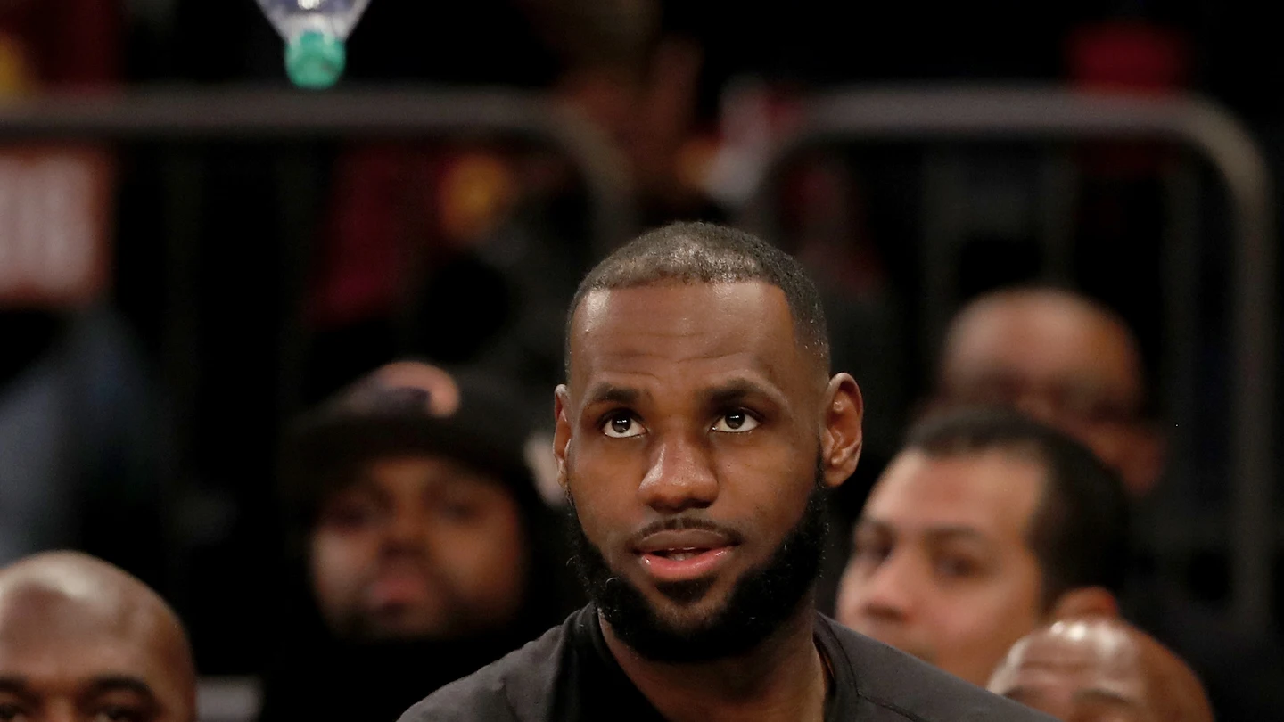 LeBron James, jugando con la botella de agua LeBron James, jugando con la botella de agua