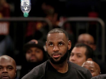 LeBron James, jugando con la botella de agua LeBron James, jugando con la botella de agua
