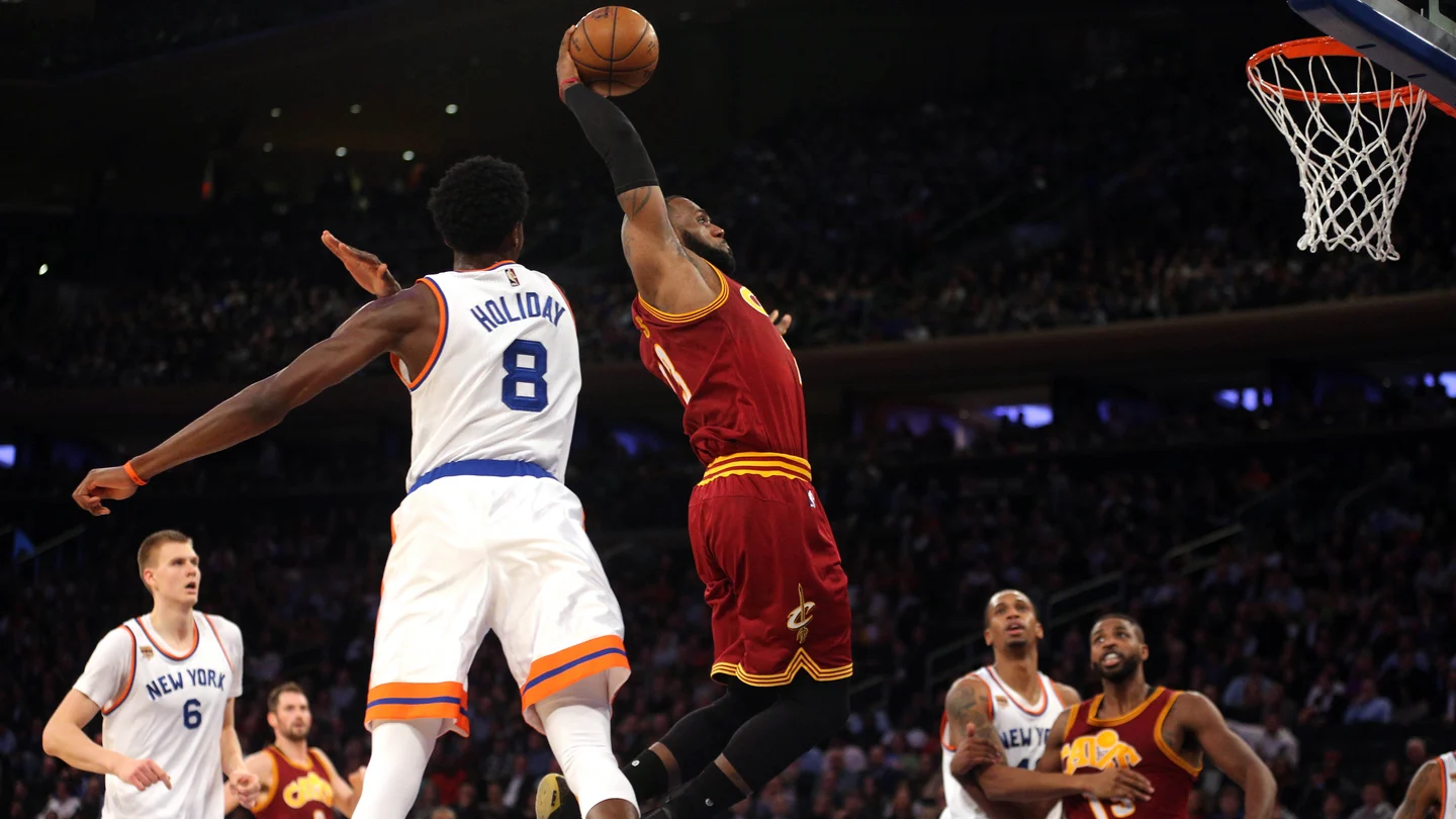 LeBron James, volando en el Madison Square Garden LeBron James, volando en el Madison Square Garden